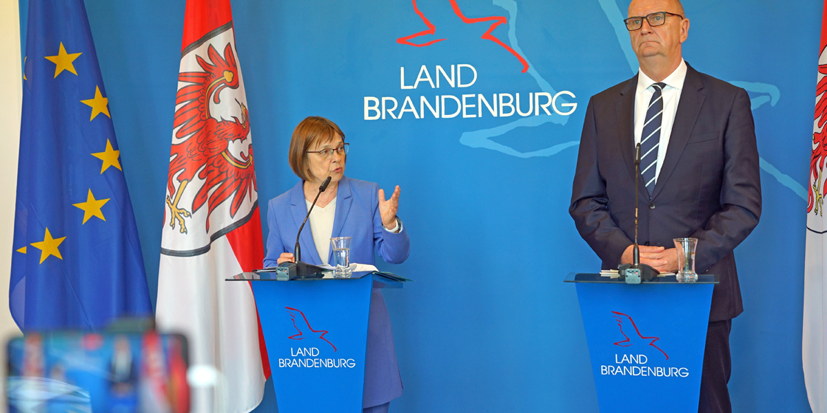 Gesundheitsministerin Nonnemacher und Ministerpräsident Woidke nach der 2. Krankenhauskonferenz in der Staatskanzlei