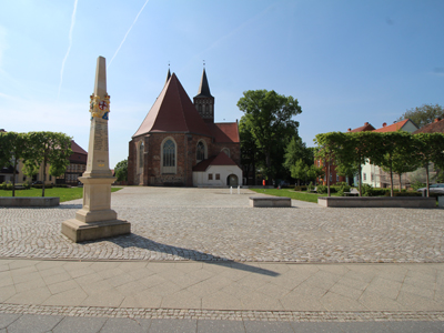 Postmeilensäule vor der Kirche Baruth