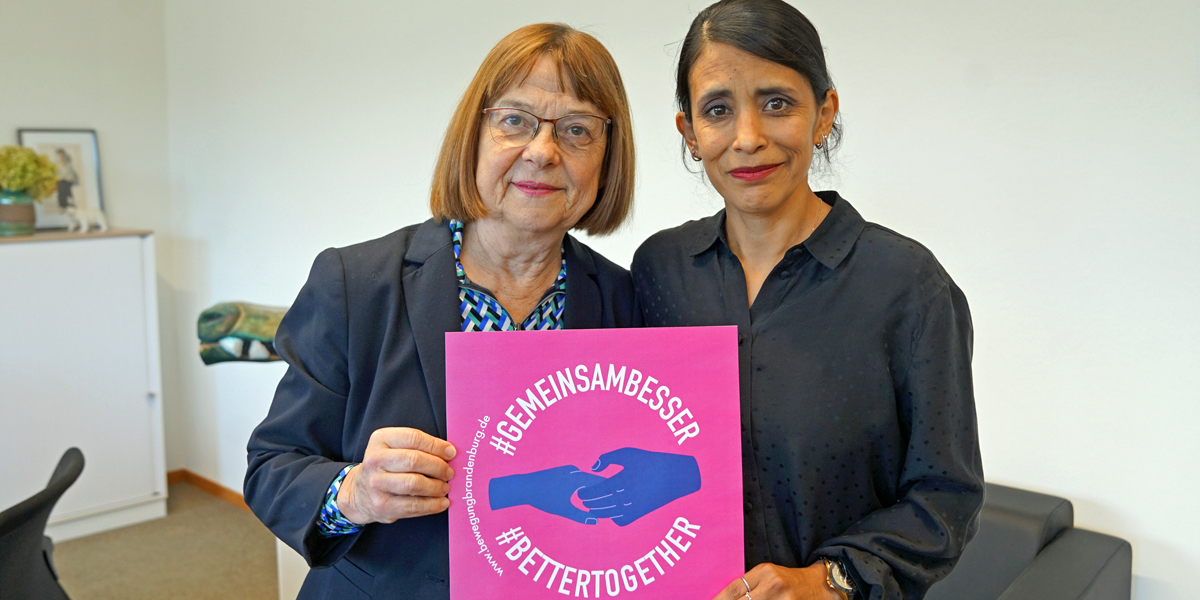 Bild: Ursula Nonnemacher und Diana Gonzalez Olivo halten gemeinsam ein Bild mit dem Aktionslogo