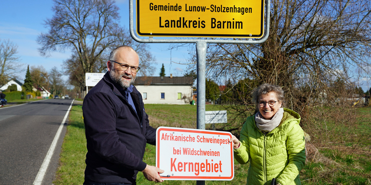 Daniel Kurth und Dr. Antje Töpfer stehen vor dem Ortseingangsschild
