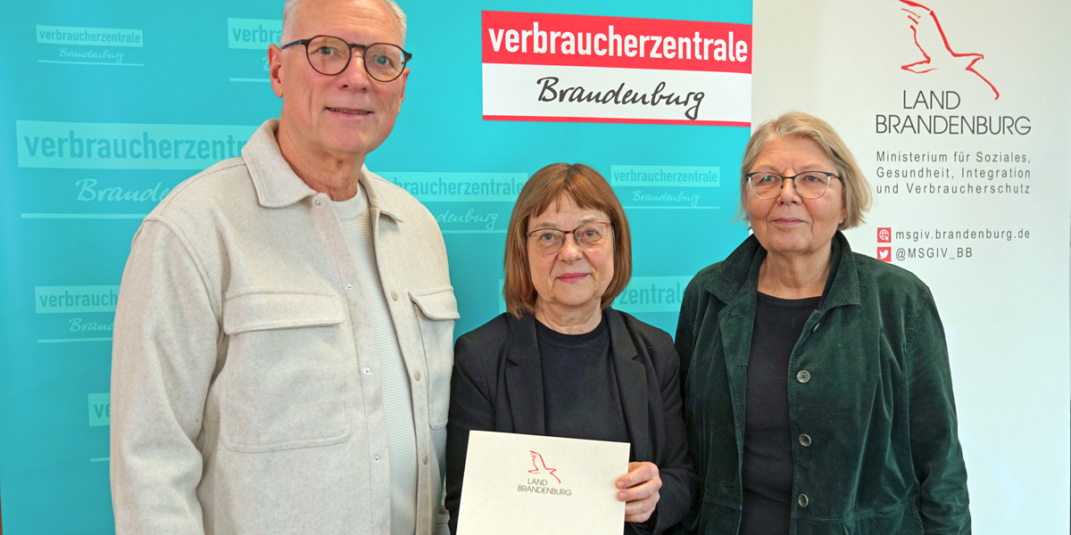 Übergabe des Zuwendungsbescheides für das Jahr 2024. Verbraucherschutzministerin Ursula Nonnemacher (Mitte) und Ilka Stolle und Frank Beich vom VZB-Vorstand.
