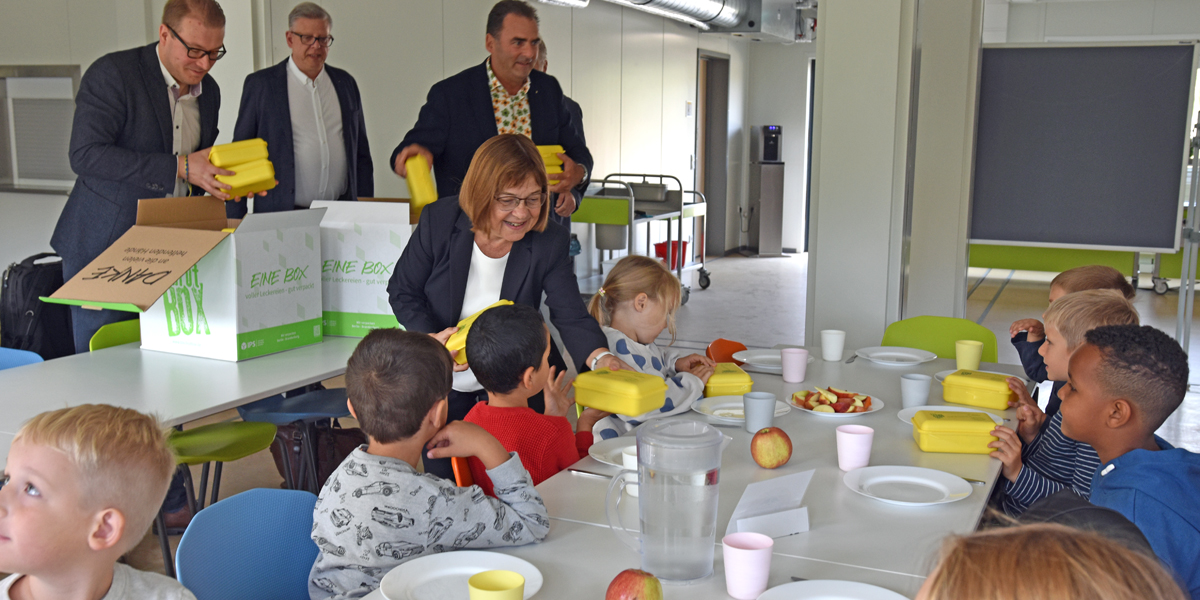 Verbraucherschutzministerin Ursula Nonnemacher überreicht Bio-Brotboxen an Schülerinnen und Schüler der Grundschule am Telegrafenberg in Potsdam