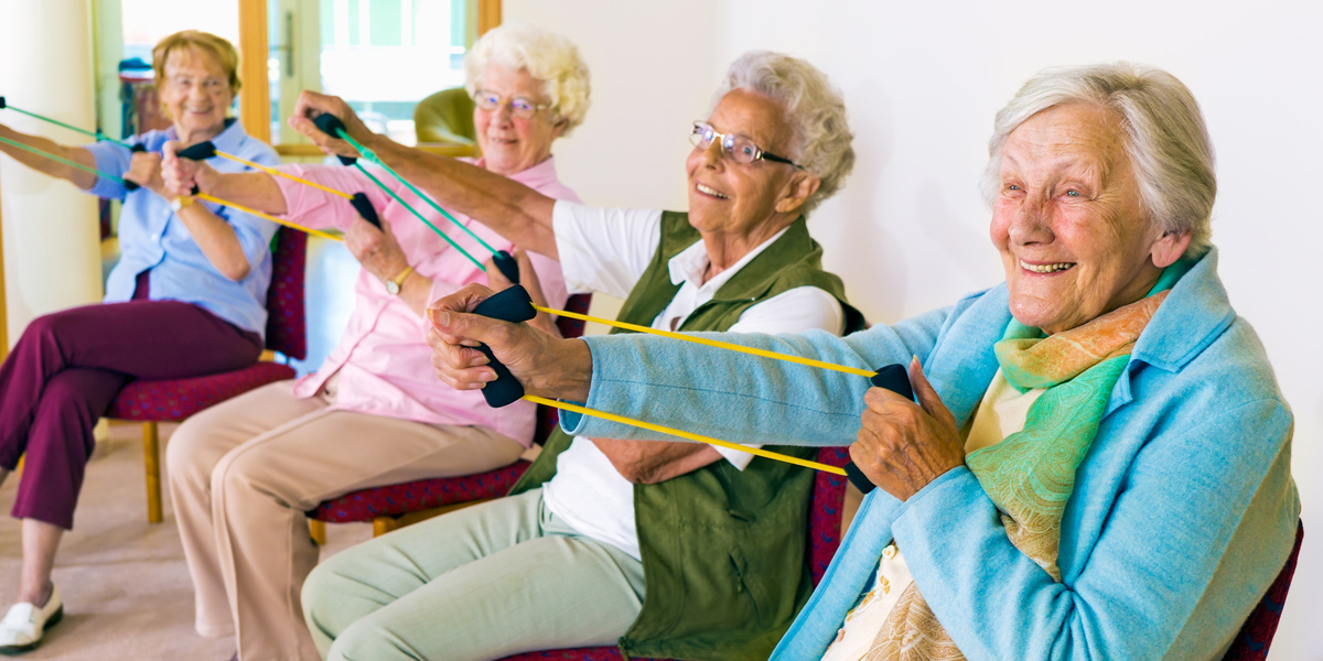 Senioren trainieren im Sitzen ihre Arme, Foto: © belahoche / Fotolia