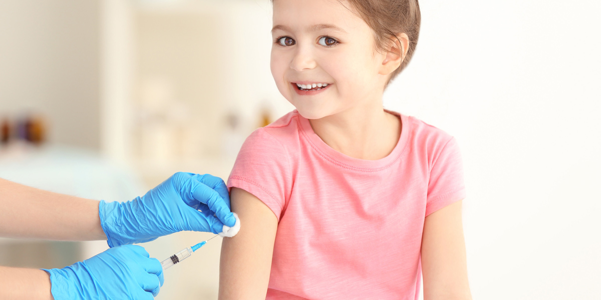 Impfungen schützen vor Infektions-Krankheiten - Ein Kinde bekommt eine Impfung per Spritze.