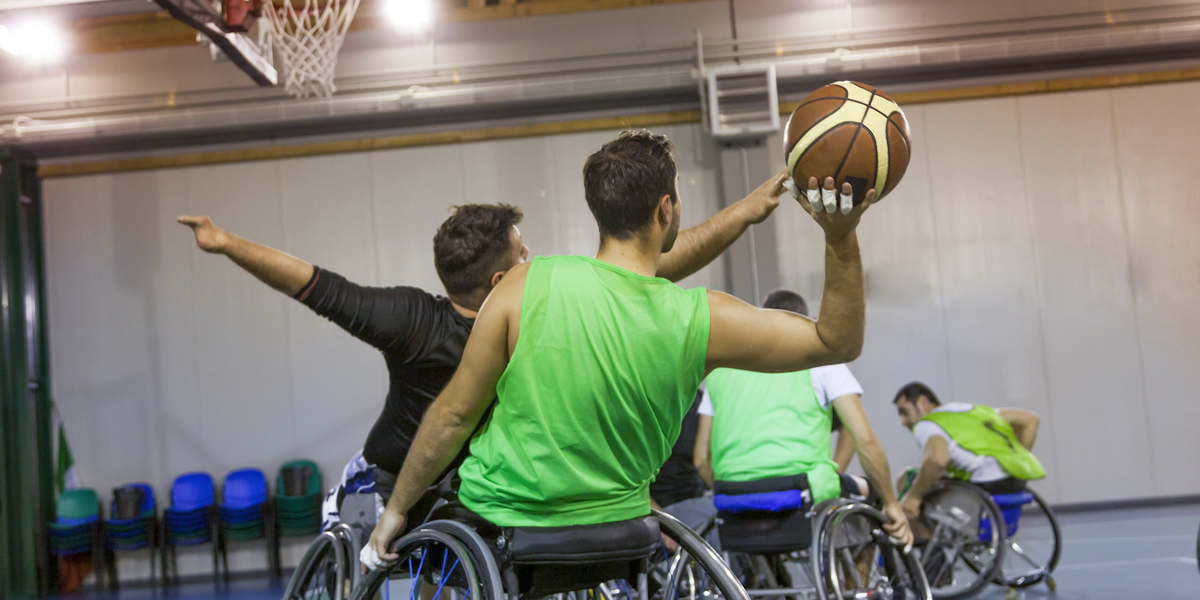 Menschen mit Behinderungen: Sportler in Rollstühlen spielen Basketball, Foto: © vege / Fotolia