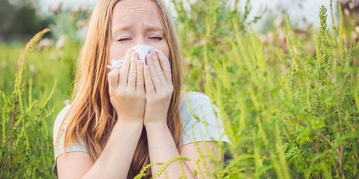 Symbolfoto Ambrosia: Junge Frau niest wegen einer Allergie, Foto: © galitskaya / Fotolia