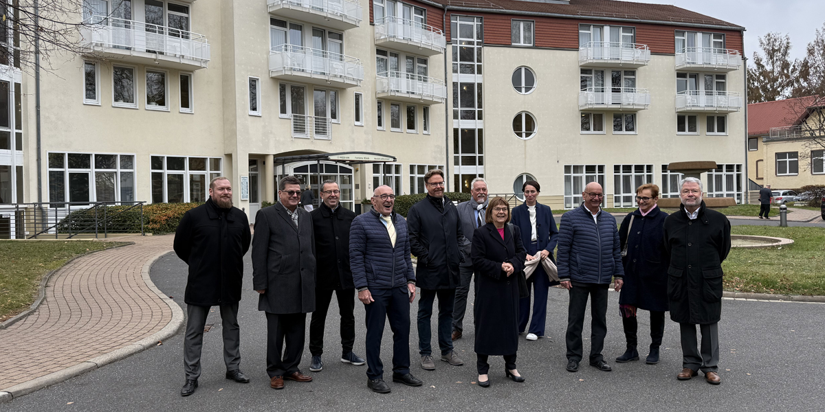 Gruppenfoto mit Ministerin Nonnenmacher vor der Kurklinik Bad Liebenwerda