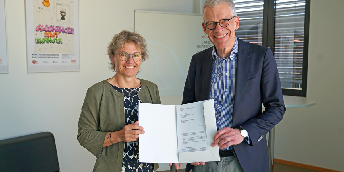 Verbraucherschutzstaatssekretärin Dr. Antje Töpfer überreicht den Förderbescheid an VZB-Geschäftsführer Dr. Christian A. Rumpke.