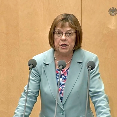 Das Bild zeigt Brandenburgs Gesundheitsministerin Nonnemacher bei ihrer Rede am 17. Mai 2024 im Bundesrat.