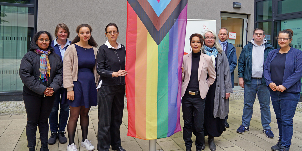 Sozialministerium hisst Regenbogenflagge zur Beerdigung von Malte C. 