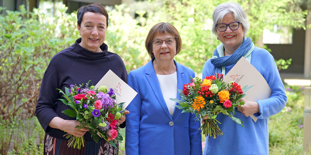 Auf dem Foto sind drei Frauen zu sehen: Janny Armbruster, Ursula Nonnemacher und Ute Tenkhof. Sie halten Urkunden und Blumen in der Hand.