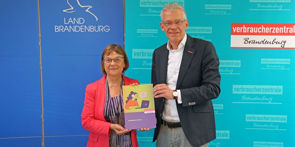 VZB-Geschäftsführer Rumpke übergibt den neuen Jahresbericht an Verbraucherschutzministerin Nonnemacher