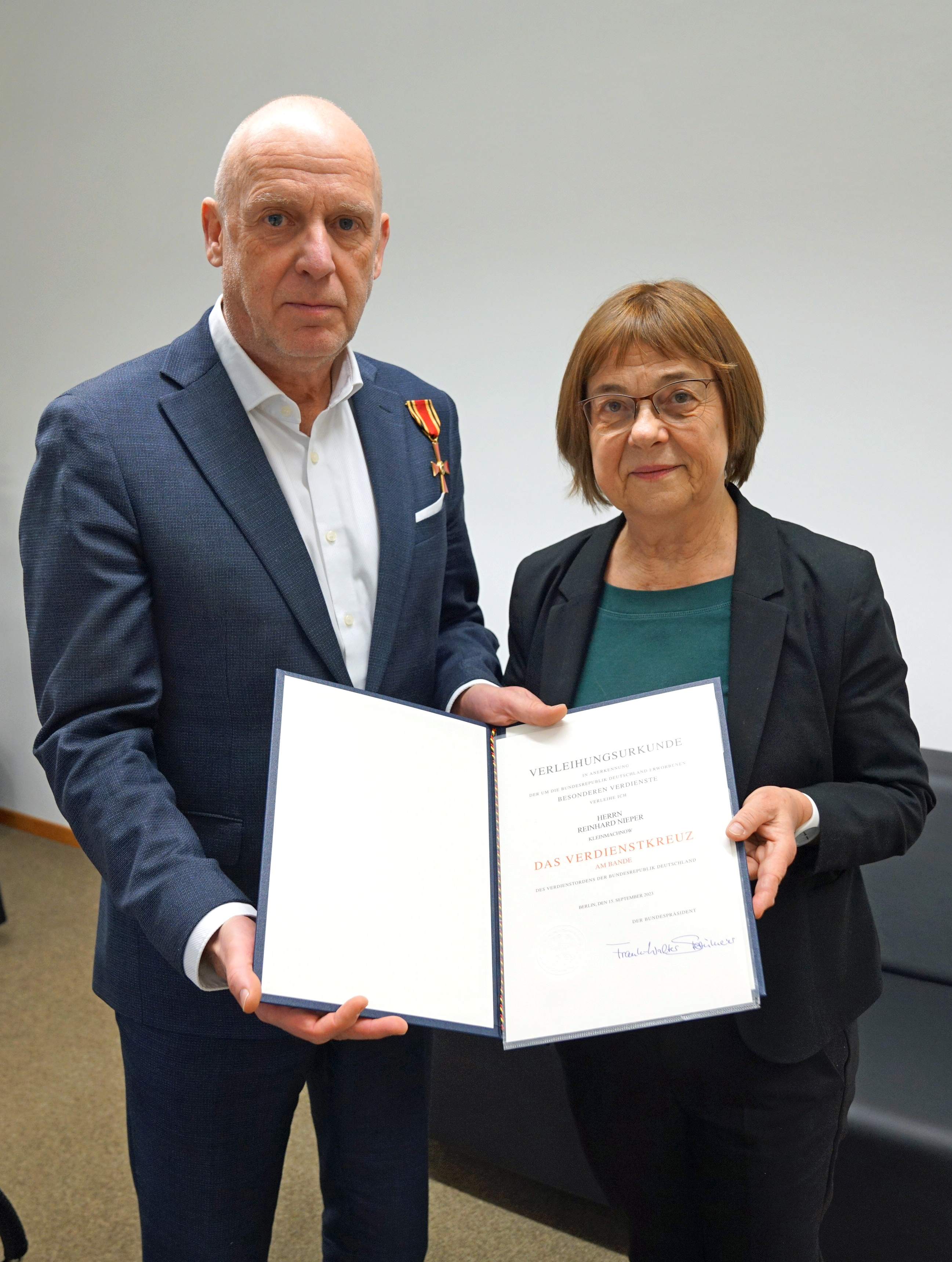 Ursula Nonnemacher überreicht Bundesverdienstkreuz an Reinhard Nieper
