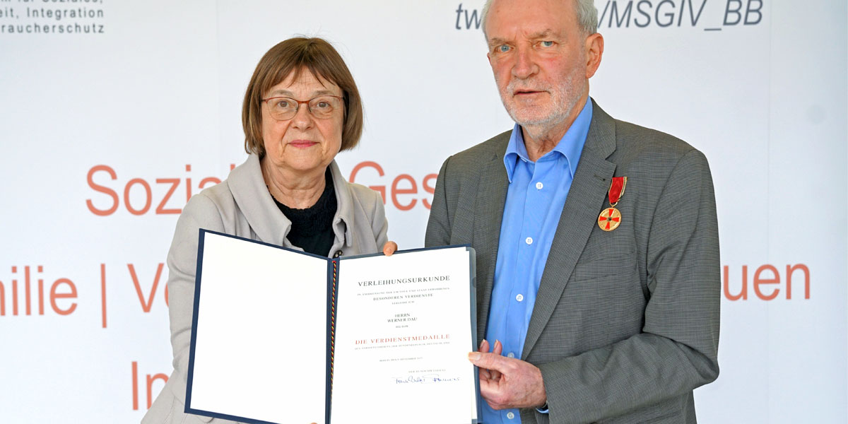 Die stellvertretende Ministerpräsidentin Ursula Nonnemacher überreicht im Gesundheitsministerium an Werner Dau die Verdienstmedaille des Verdienstordens der Bundesrepublik Deutschland.