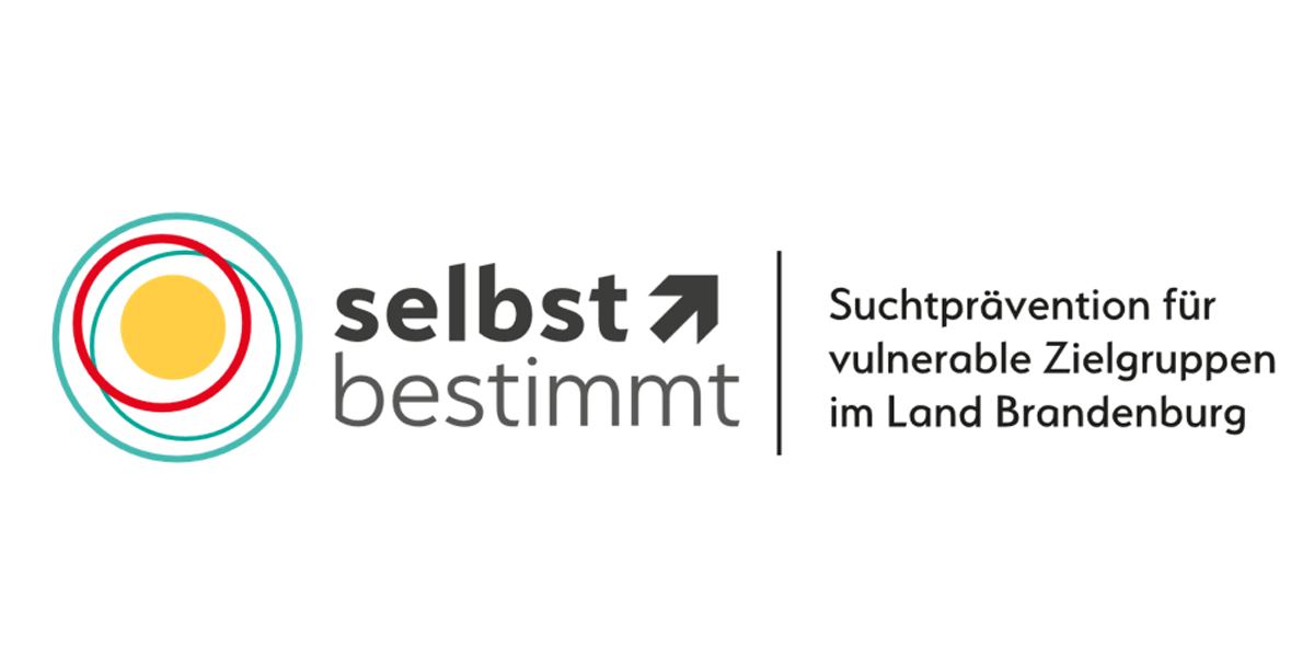 Auf dem Logo steht selbst bestimmt - Suchtprävention für vulnerable Zielgruppen im Land Brandenburg neben einer Grafik aus einem kleinen gelben Kreis der von 3 Ringen umgeben ist.